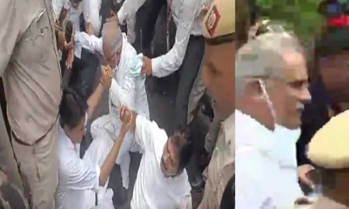 दिल्ली पुलिस व छत्तीसगढ़ सीएम के सुरक्षाकर्मियों के बीच झड़प, भूपेश बघेल हिरासत में लिए गए दिल्ली पुलिस व छत्तीसगढ़ सीएम के सुरक्षाकर्मियों के बीच झड़प, भूपेश बघेल हिरासत में लिए गए